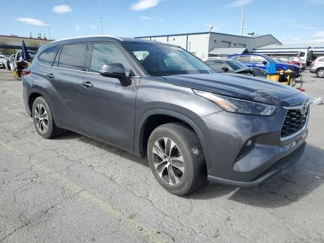 2022 TOYOTA HIGHLANDER XLE  