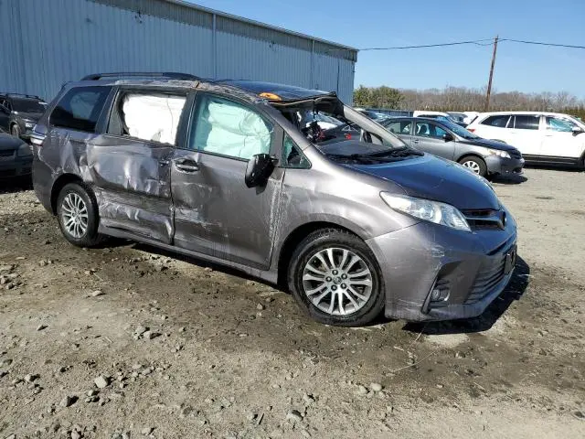 2019 TOYOTA SIENNA XLE  