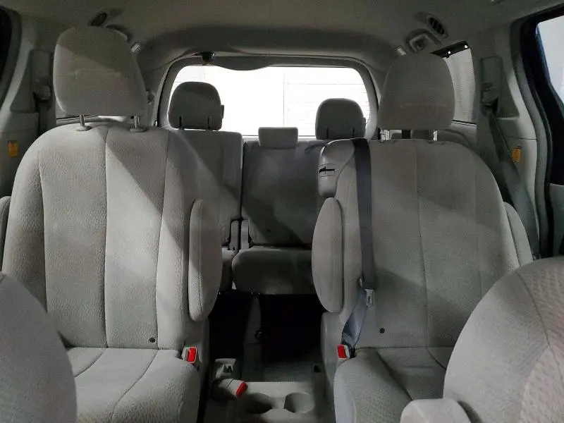2013 TOYOTA SIENNA LE  