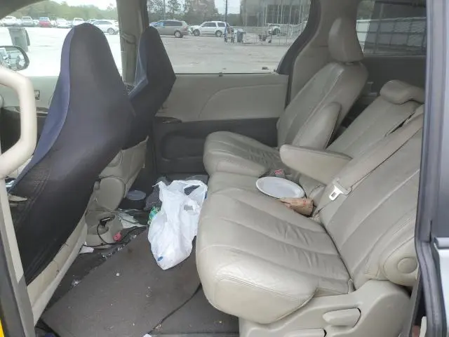 2011 TOYOTA SIENNA XLE  