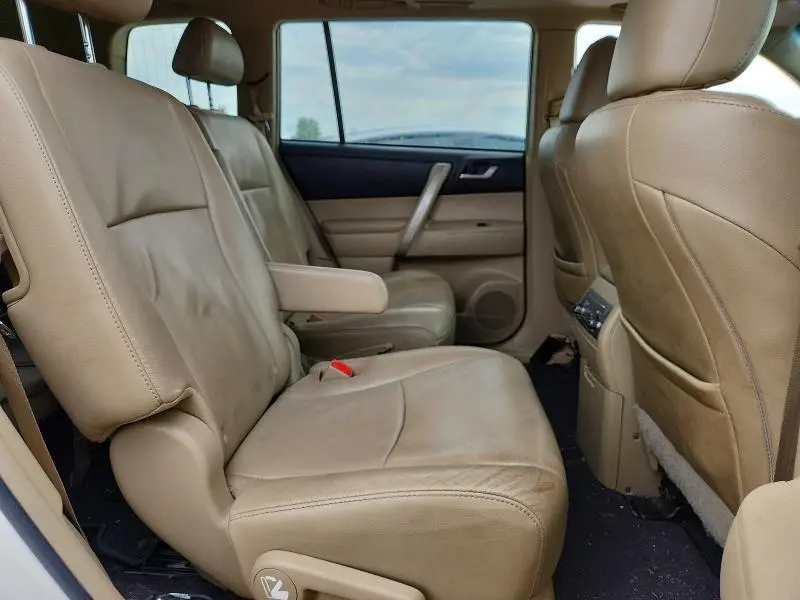 2012 TOYOTA HIGHLANDER SE  