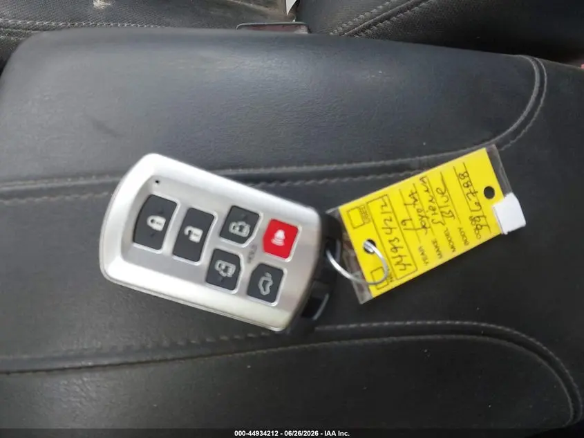 2019 TOYOTA SIENNA XLE 8 PASSENGER