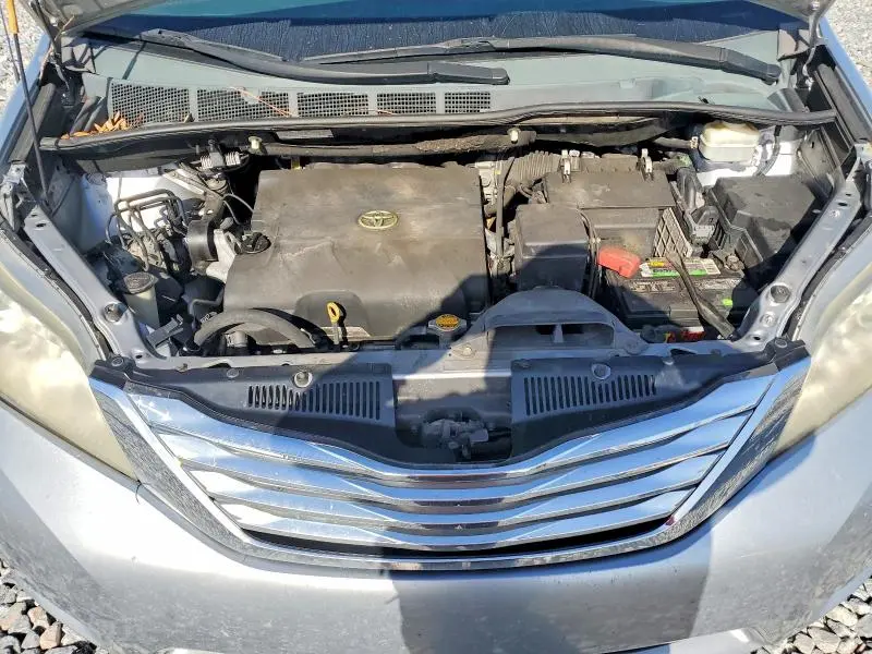 2014 TOYOTA SIENNA LE  