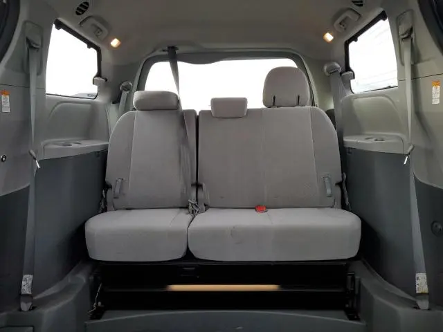 2019 TOYOTA SIENNA LE  