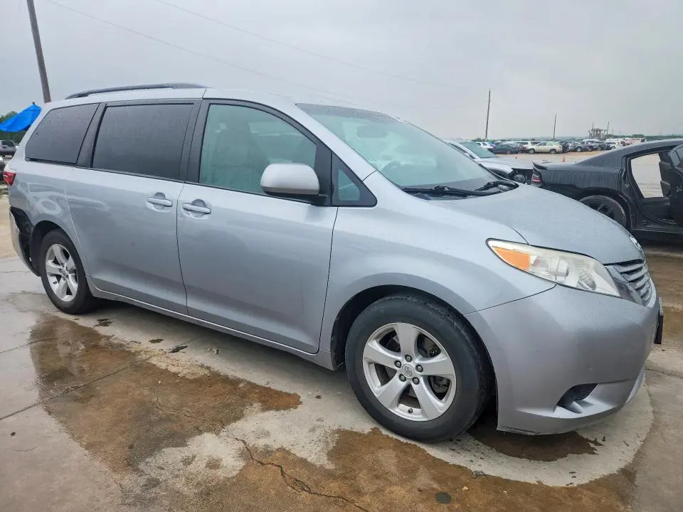 2015 TOYOTA SIENNA LE  