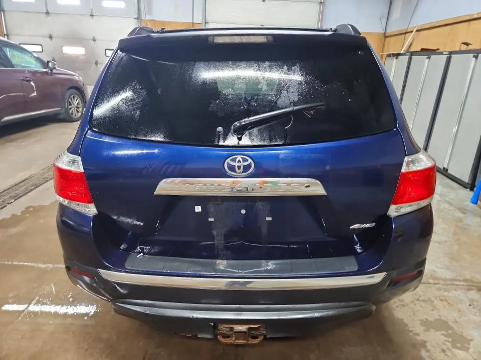 2013 TOYOTA HIGHLANDER SE  