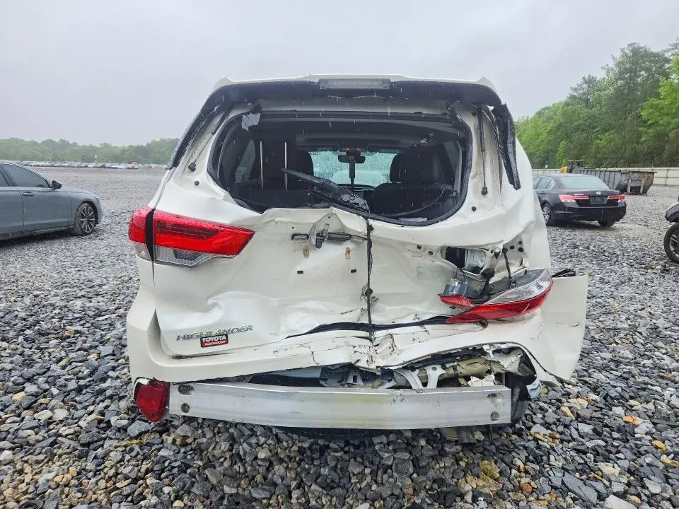2018 TOYOTA HIGHLANDER SE  