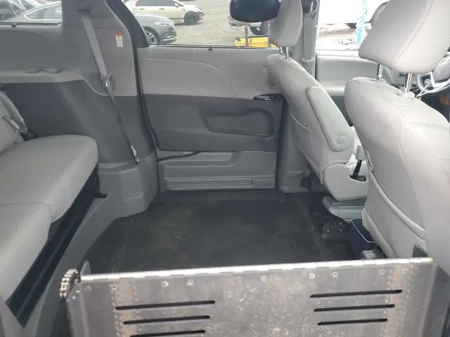 2020 TOYOTA SIENNA XLE  