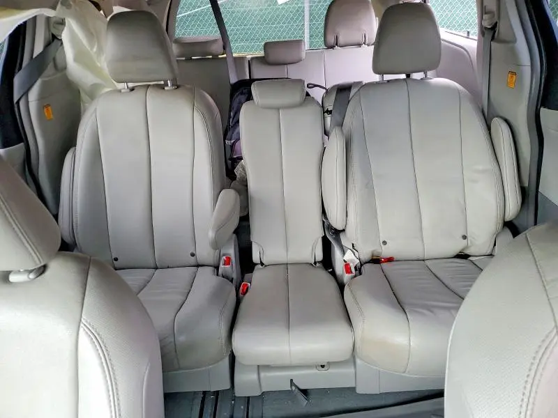 2013 TOYOTA SIENNA XLE  