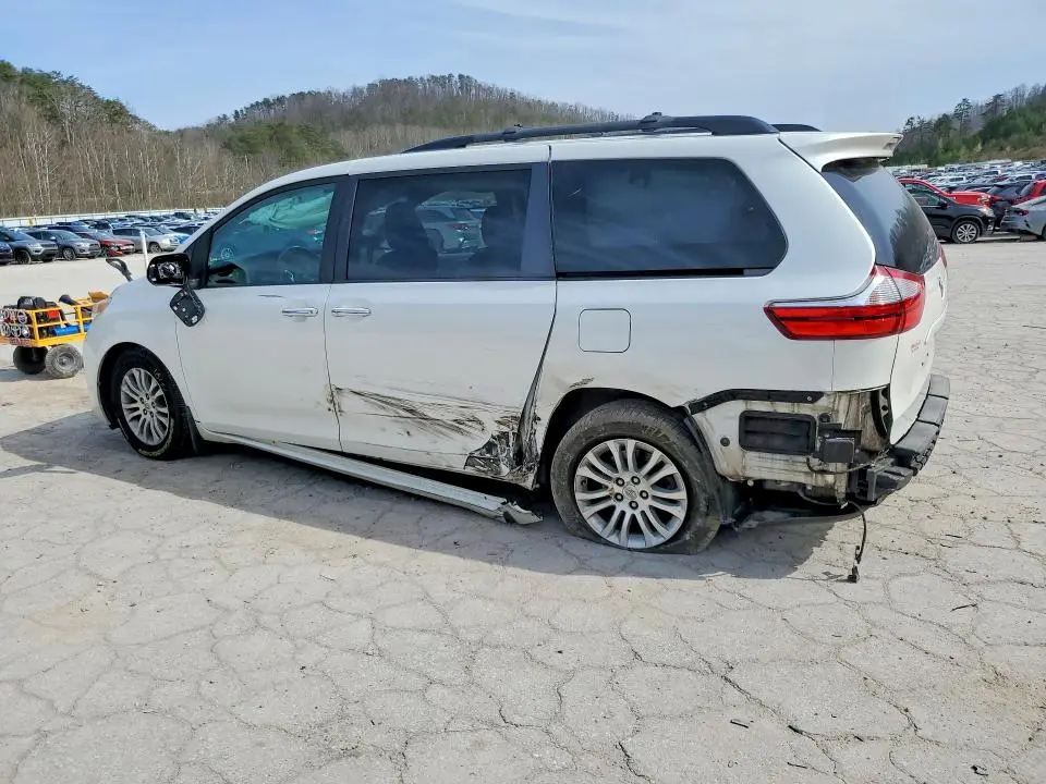 2016 TOYOTA SIENNA XLE PREMIUM 8-PASSENGER  