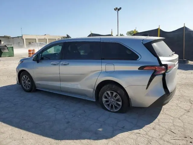 2021 TOYOTA SIENNA LE  