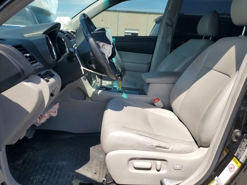 2011 TOYOTA HIGHLANDER SE  