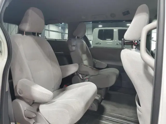 2019 TOYOTA SIENNA LE  