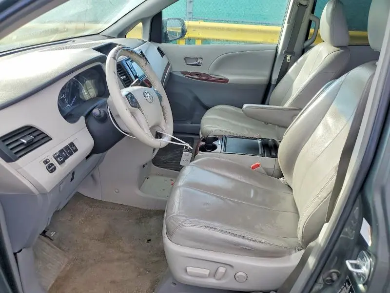 2013 TOYOTA SIENNA XLE  