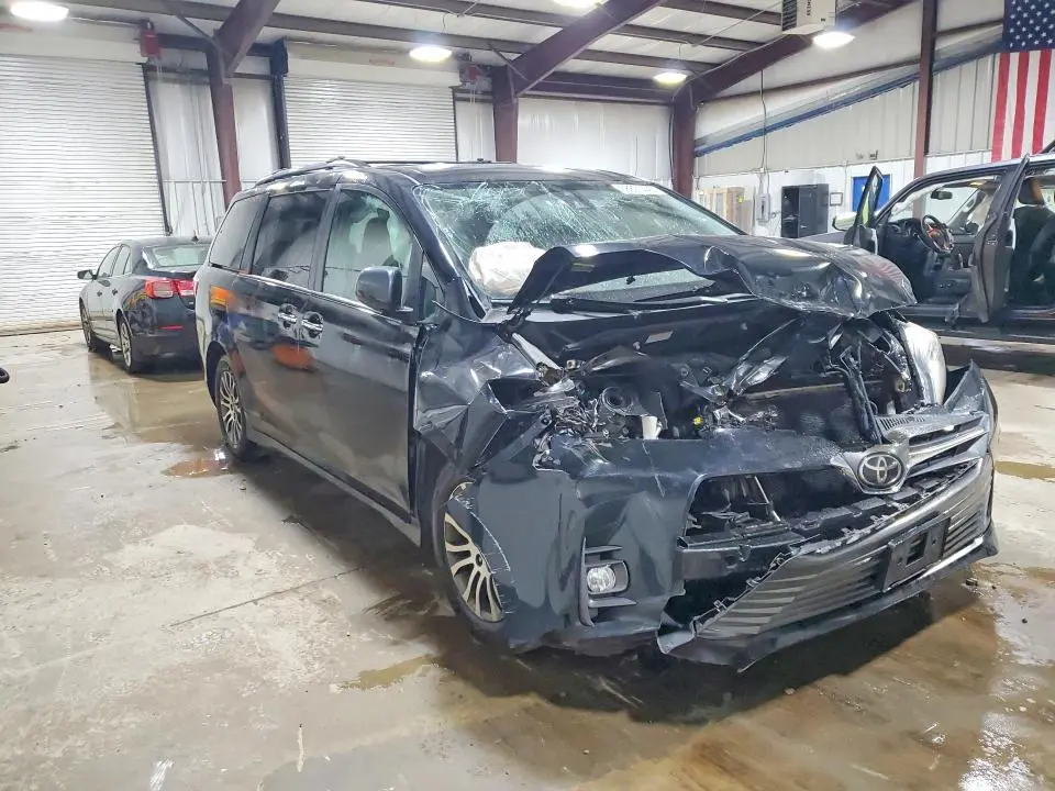 2018 TOYOTA SIENNA XLE 8-PASSENGER  