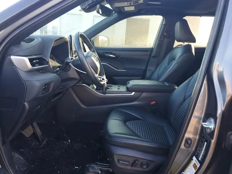 2024 TOYOTA HIGHLANDER LE  