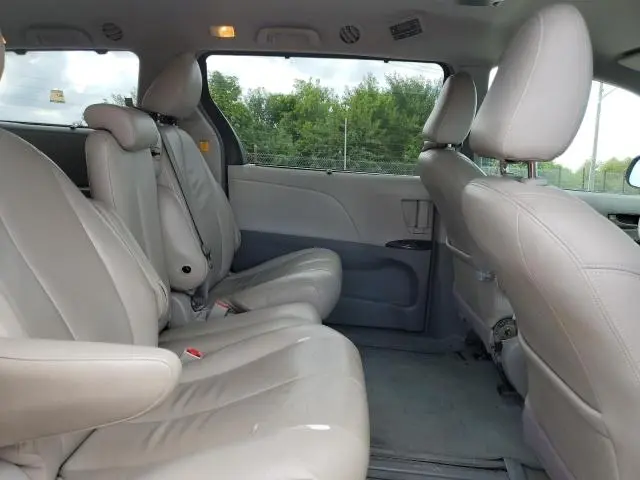 2013 TOYOTA SIENNA LE  