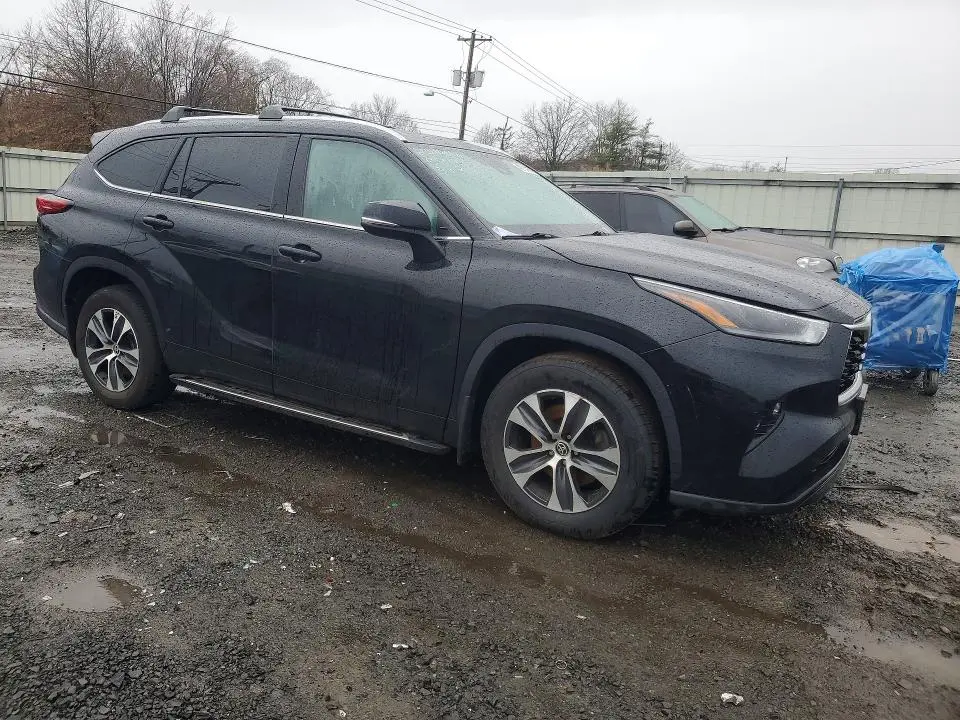 2021 TOYOTA HIGHLANDER XLE  