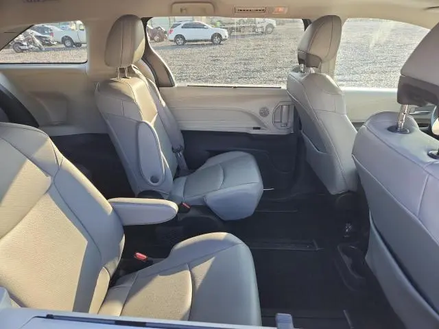 2022 TOYOTA SIENNA XLE  