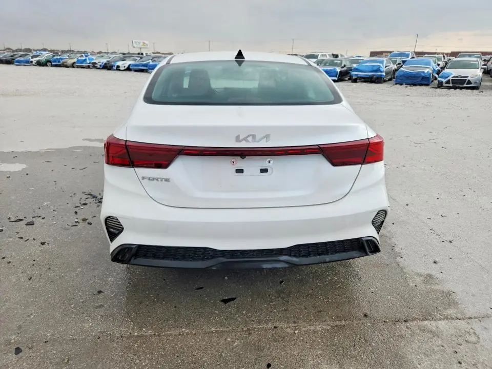 2023 KIA FORTE LXS  