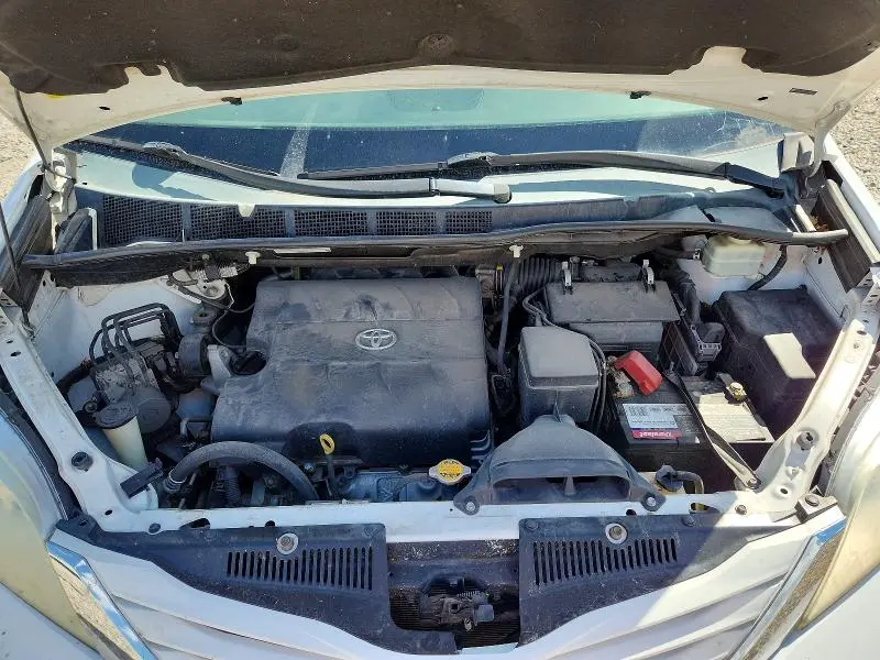 2015 TOYOTA SIENNA LE  