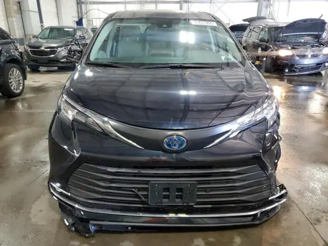 2023 TOYOTA SIENNA XLE  