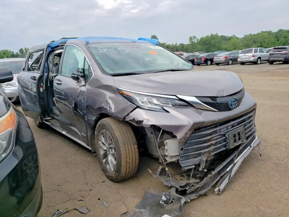 2021 TOYOTA SIENNA XLE  