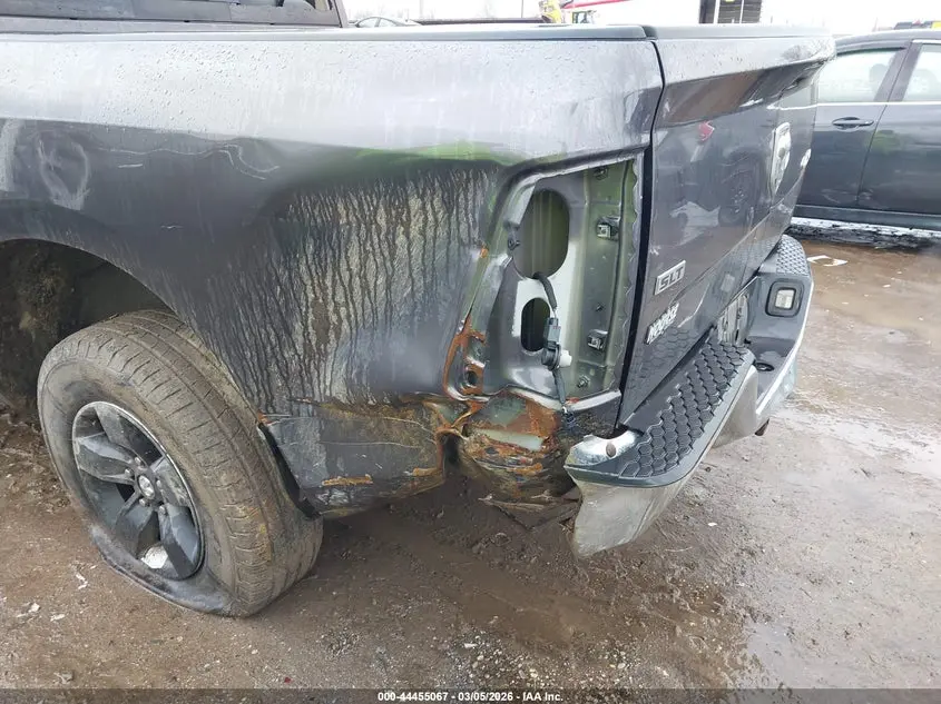 2017 RAM 1500 SLT  4X4 5'7 BOX