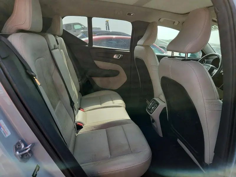 2019 VOLVO XC40 T5 MOMENTUM  
