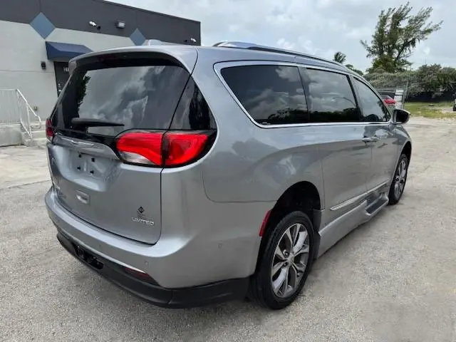 2019 CHRYSLER PACIFICA LIMITED  