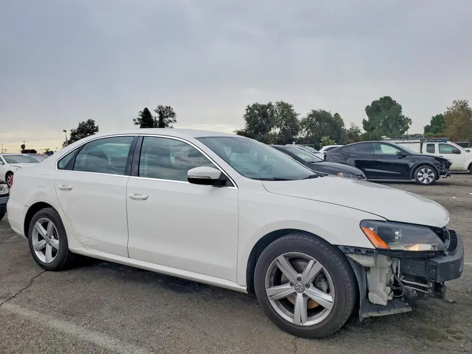 2013 VOLKSWAGEN PASSAT SE  