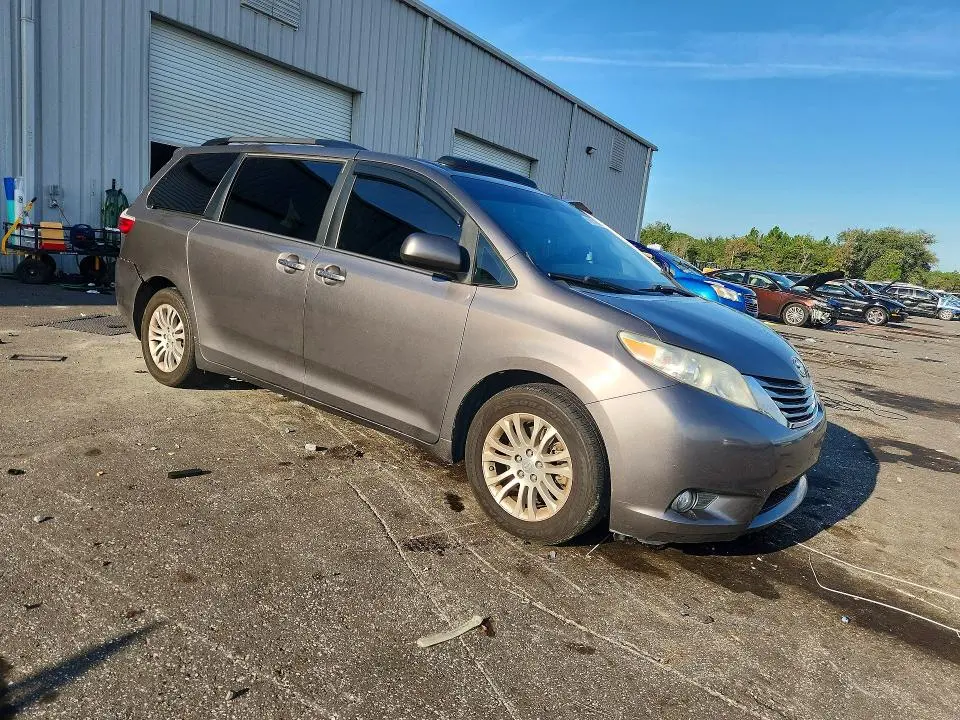 2017 TOYOTA SIENNA XLE 8-PASSENGER  