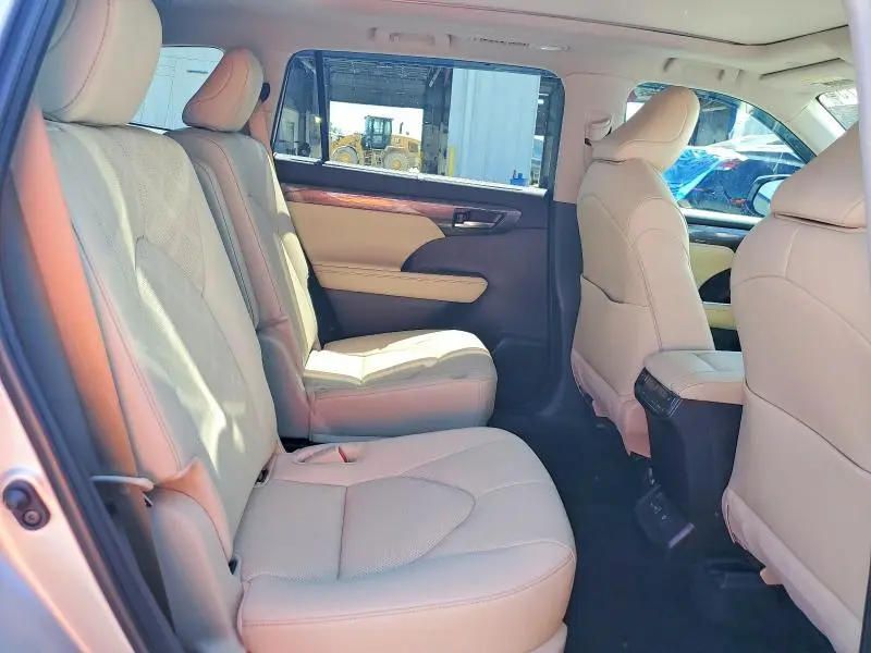 2024 TOYOTA HIGHLANDER PLATINUM  