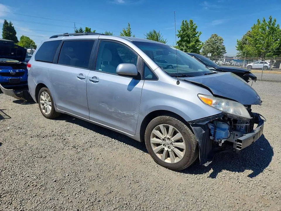 2012 TOYOTA SIENNA LE  