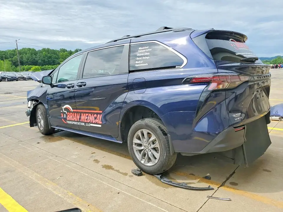 2026 TOYOTA SIENNA LE  