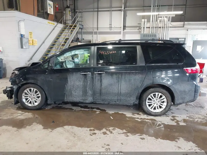 2015 TOYOTA SIENNA XLE 8 PASSENGER