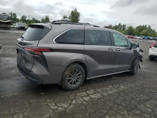 2021 TOYOTA SIENNA XLE