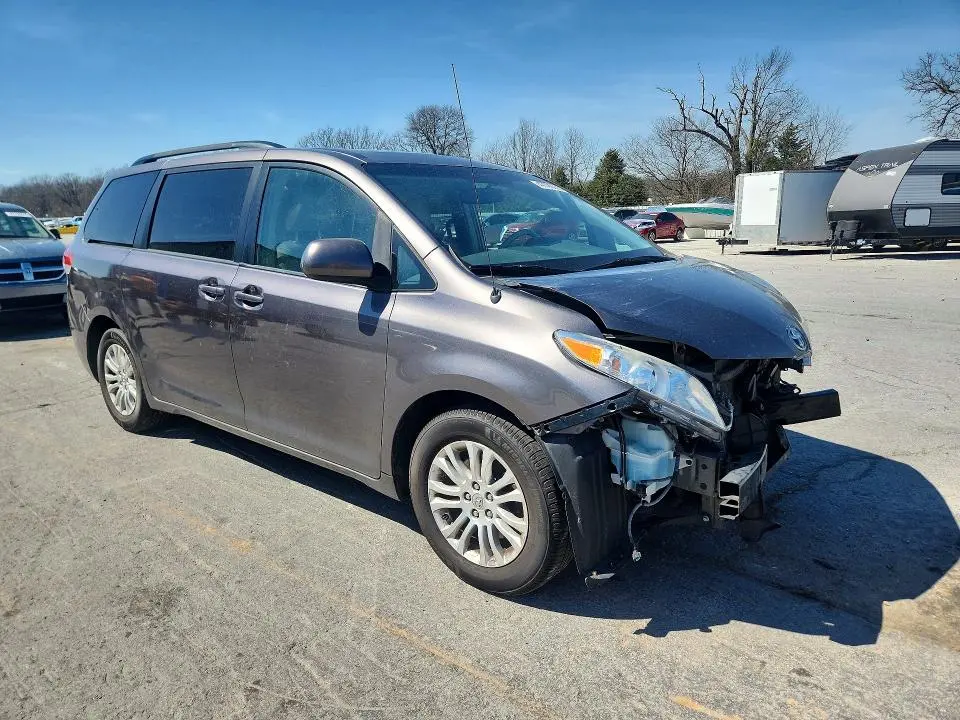 2014 TOYOTA SIENNA XLE 8-PASSENGER  