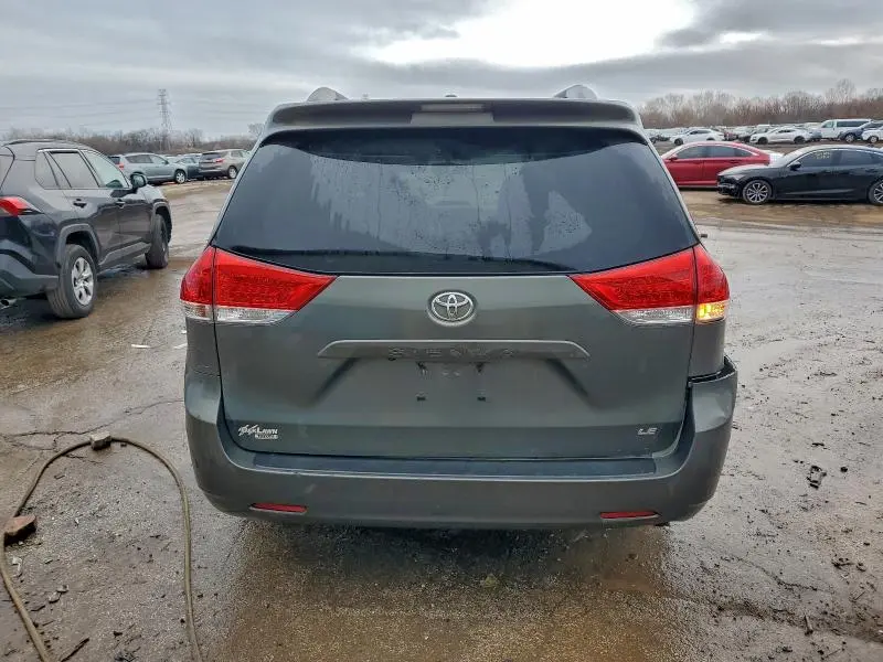 2014 TOYOTA SIENNA LE  