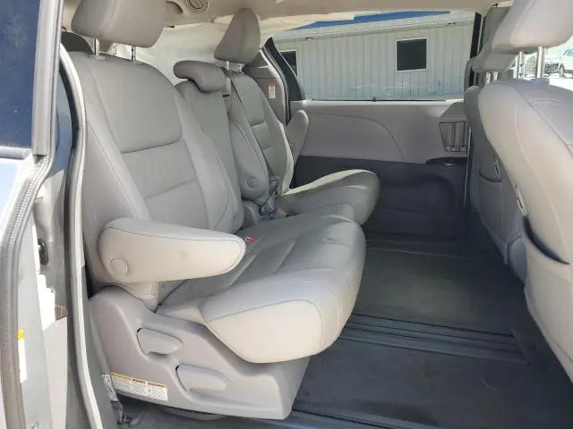 2018 TOYOTA SIENNA XLE