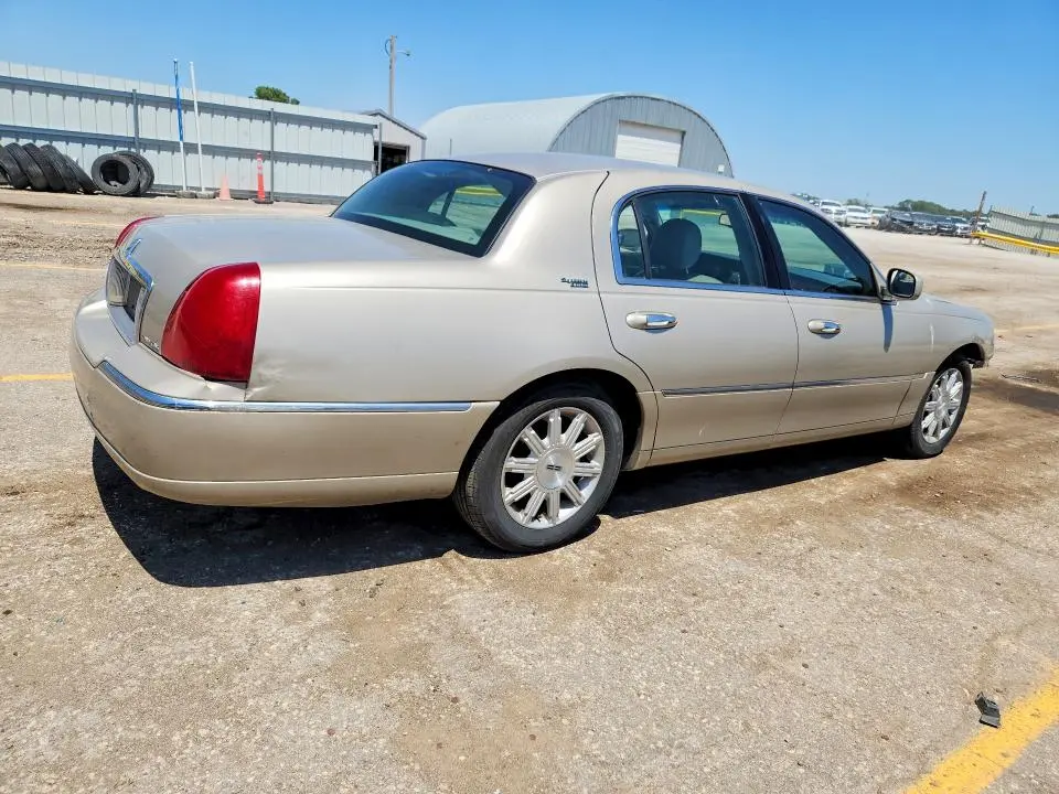 2010 LINCOLN TOWN CAR SIGNATURE LIMITED  