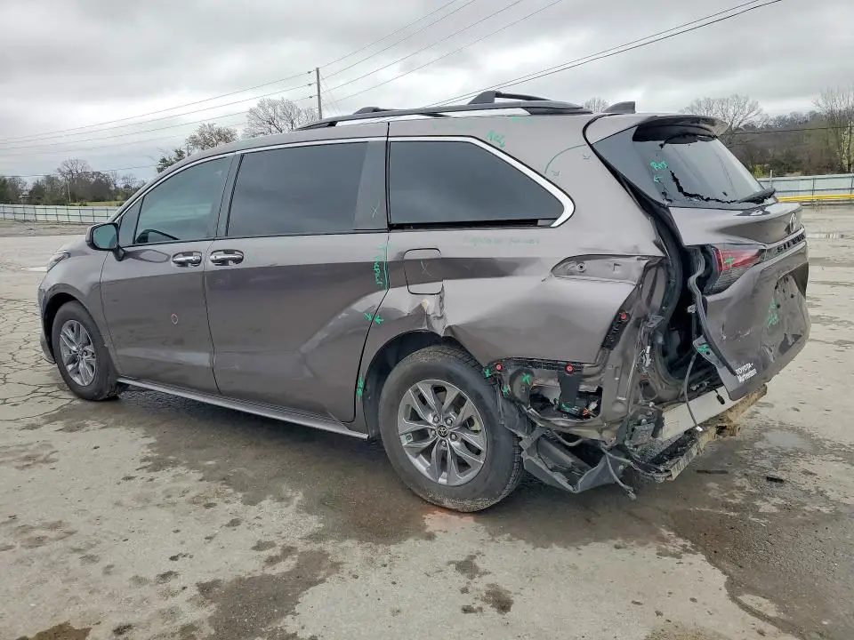 2022 TOYOTA SIENNA XLE 8-PASSENGER  