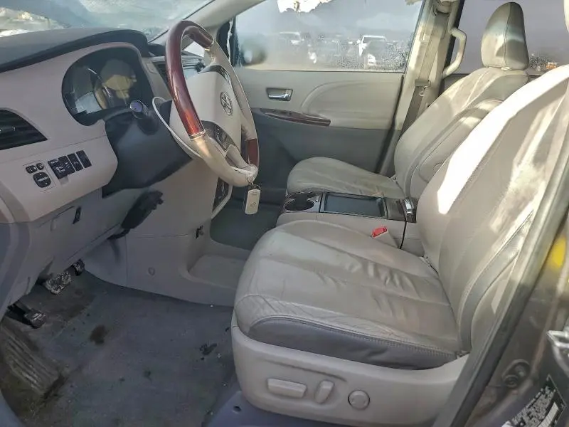 2011 TOYOTA SIENNA XLE  