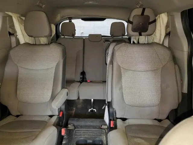 2022 TOYOTA SIENNA LE  