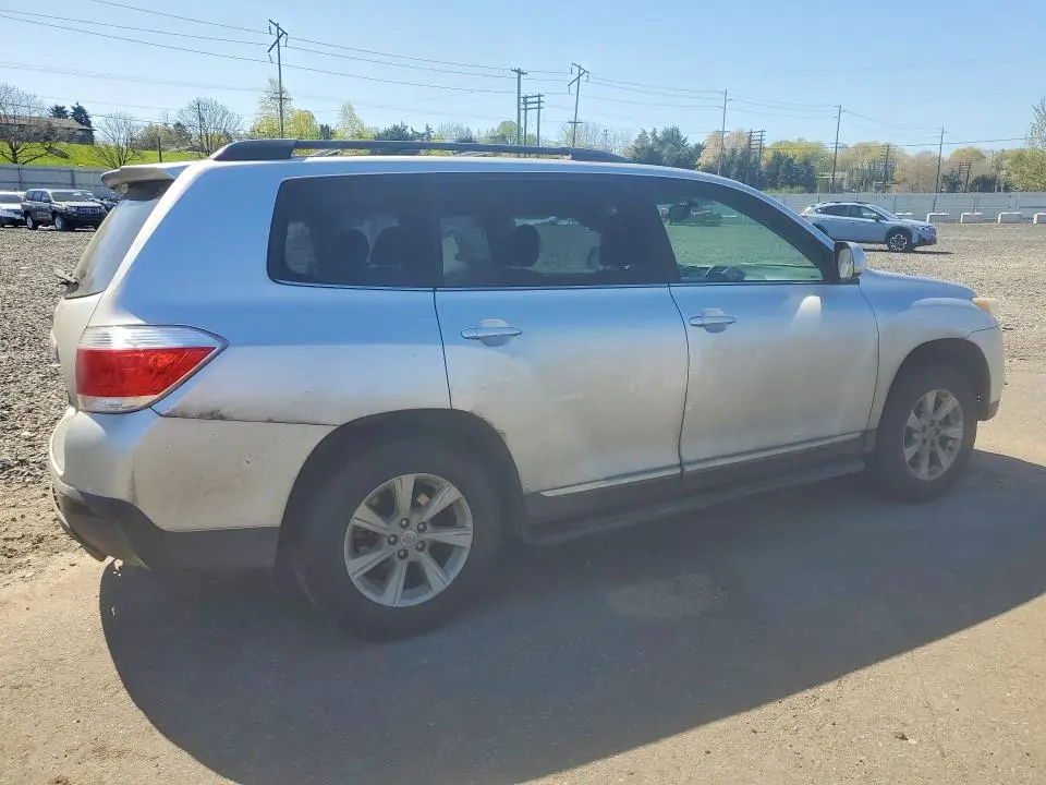 2013 TOYOTA HIGHLANDER SE  