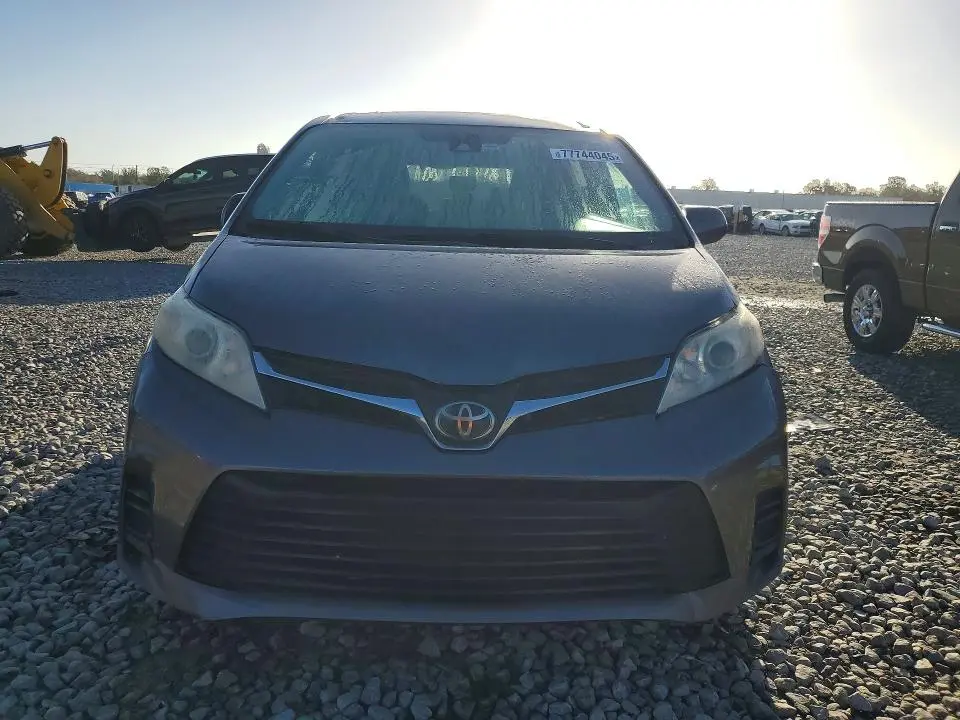 2018 TOYOTA SIENNA LE  