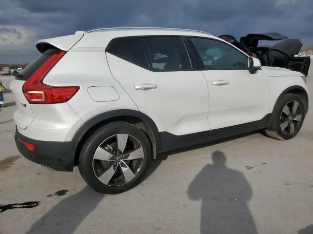 2022 VOLVO XC40 T5 MOMENTUM  