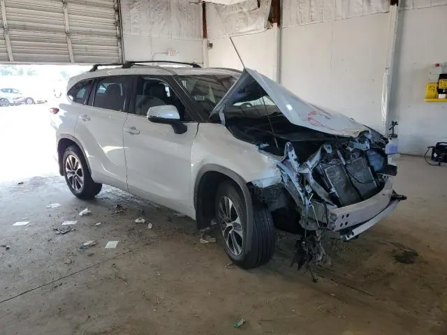 2022 TOYOTA HIGHLANDER XLE  