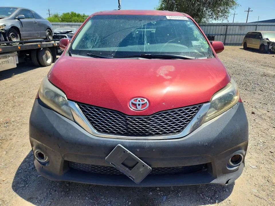 2017 TOYOTA SIENNA SE  