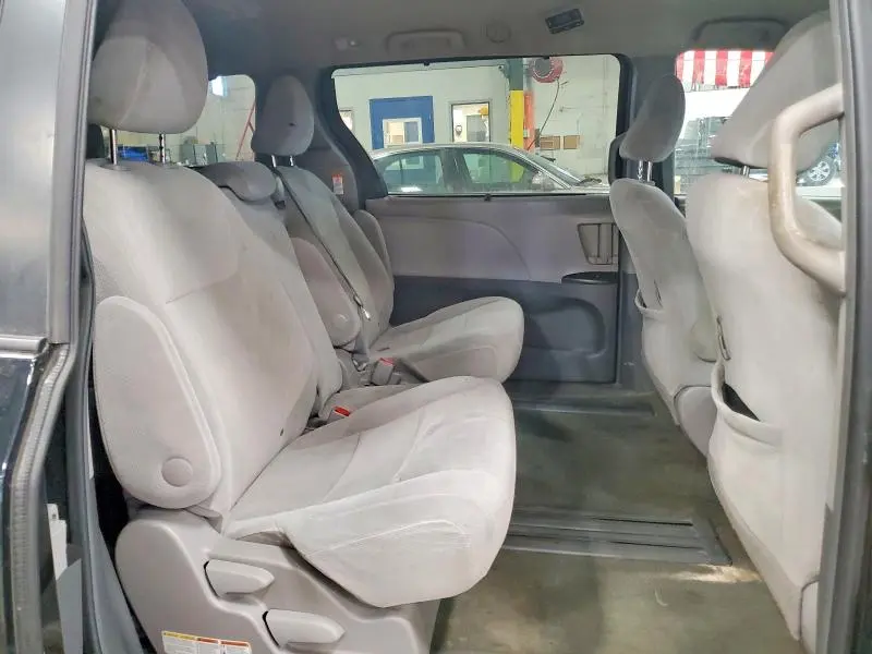 2017 TOYOTA SIENNA LE  